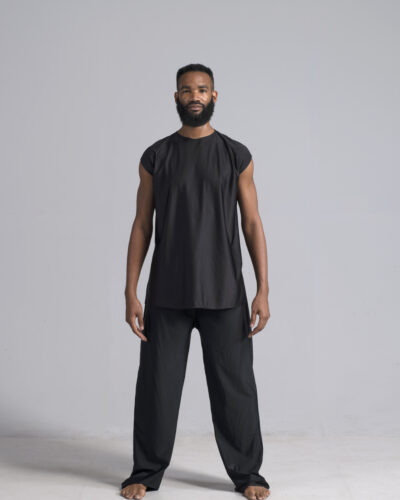 (a) Men's top accented w/ slit | true black